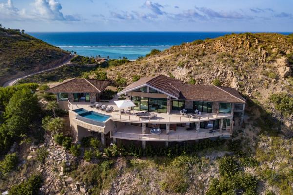Hummingbird Villa - Oil Nut Bay 